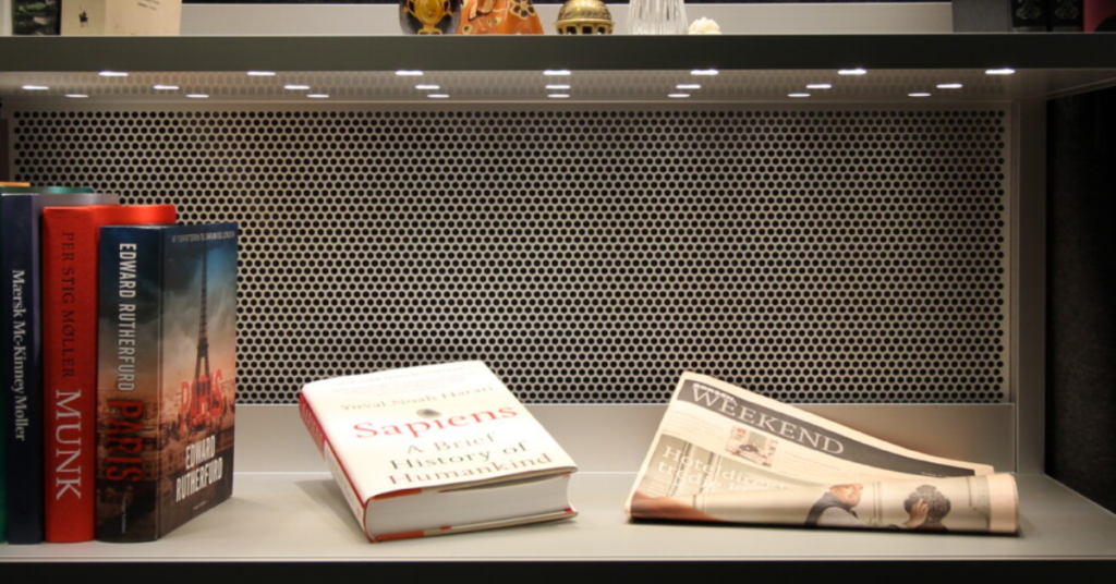 Shelly, illuminated smart shelves of LED iBond